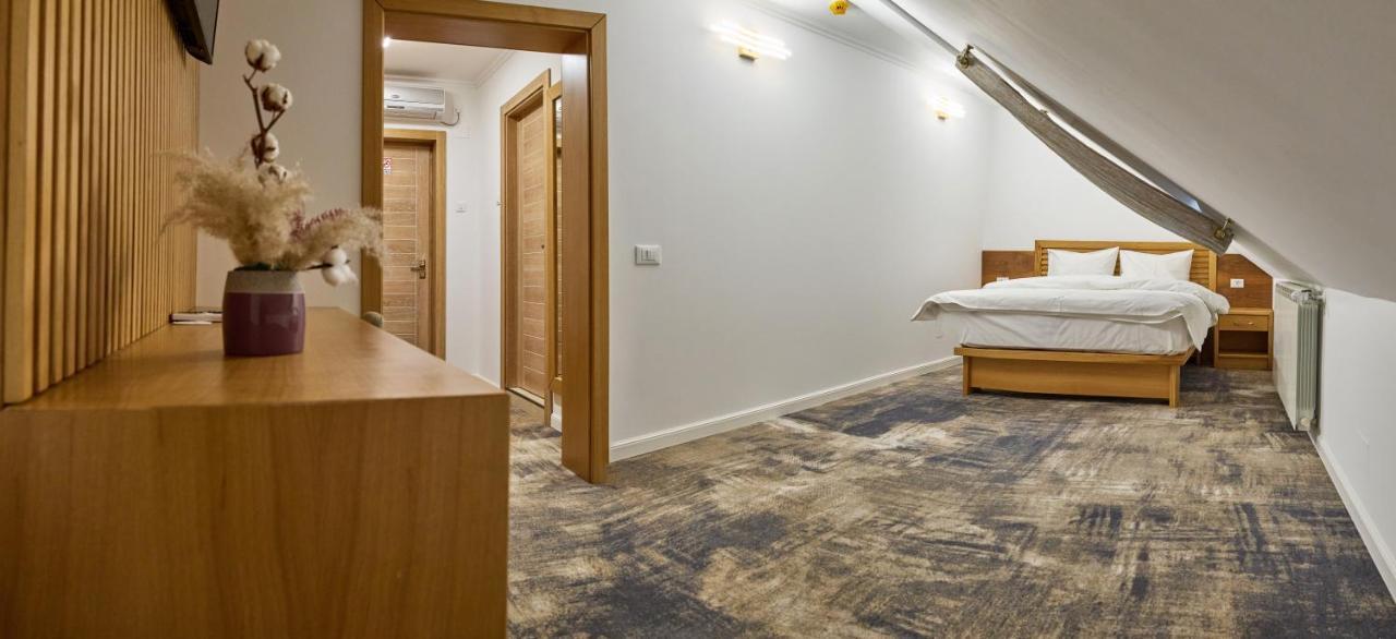 Hotel Eden Rimnicu Sarat Esterno foto