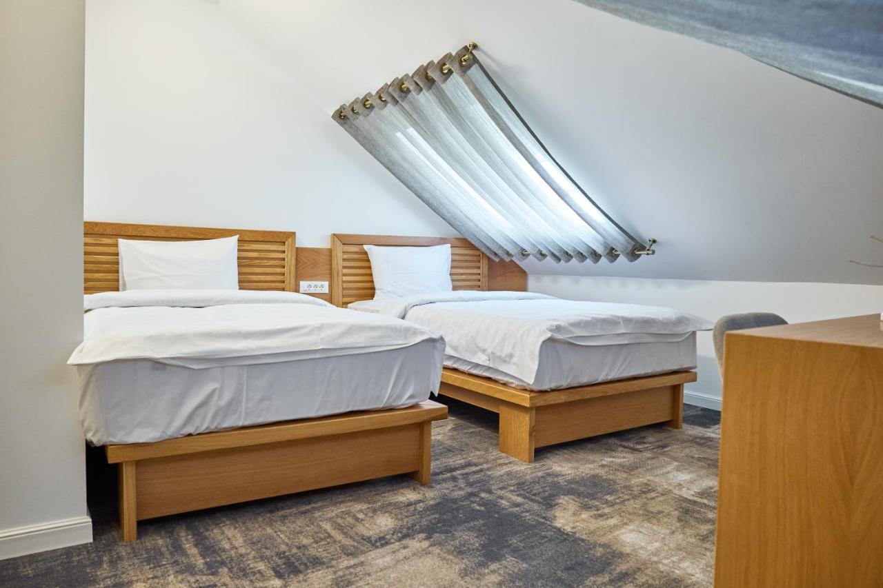 Hotel Eden Rimnicu Sarat Esterno foto