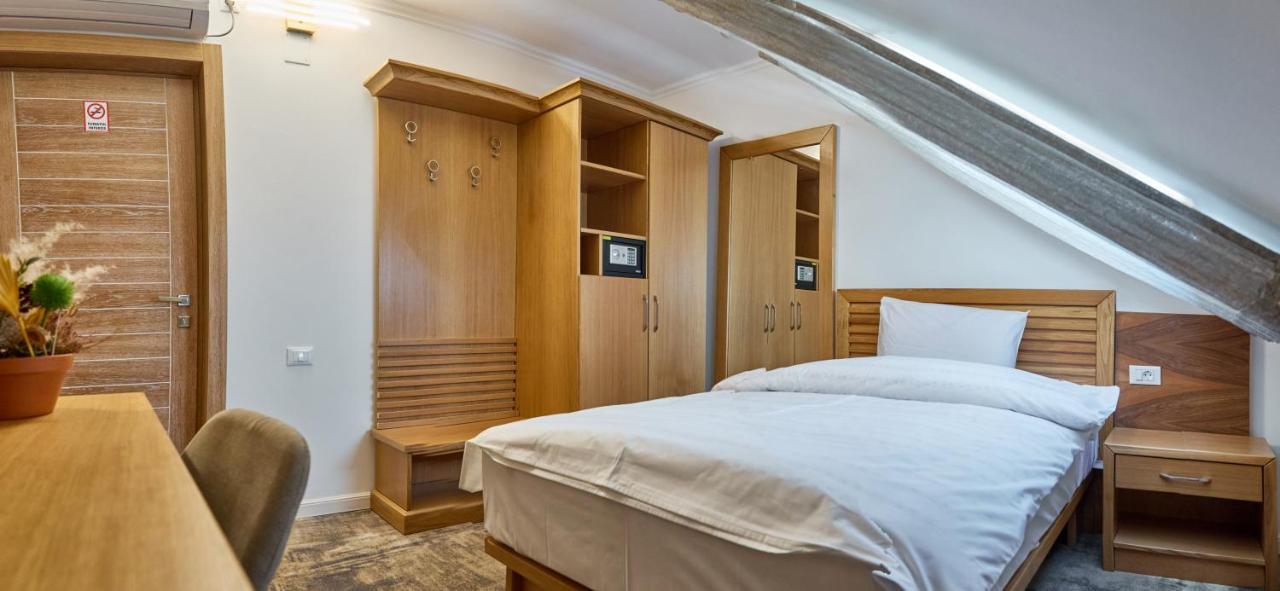 Hotel Eden Rimnicu Sarat Esterno foto