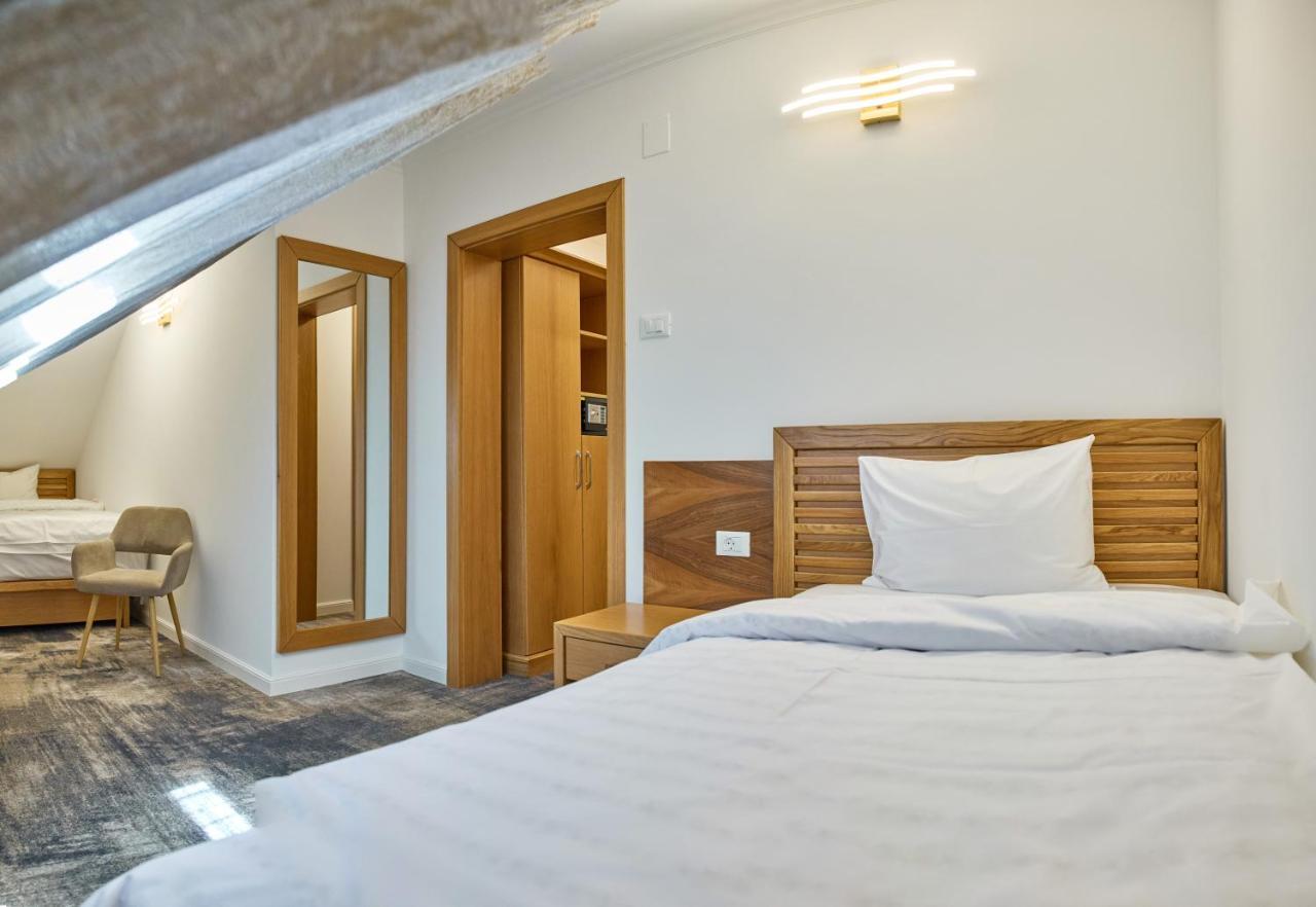 Hotel Eden Rimnicu Sarat Esterno foto