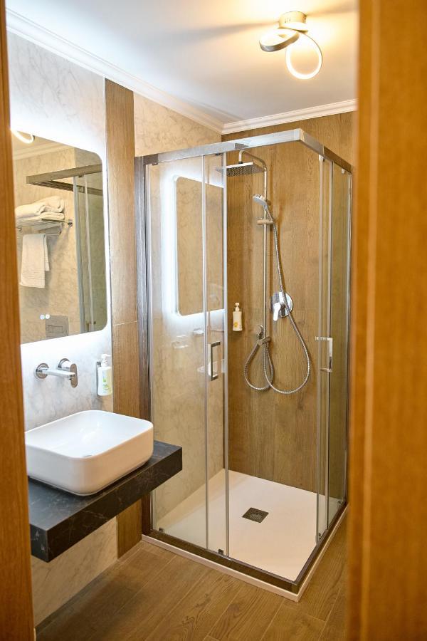 Hotel Eden Rimnicu Sarat Esterno foto