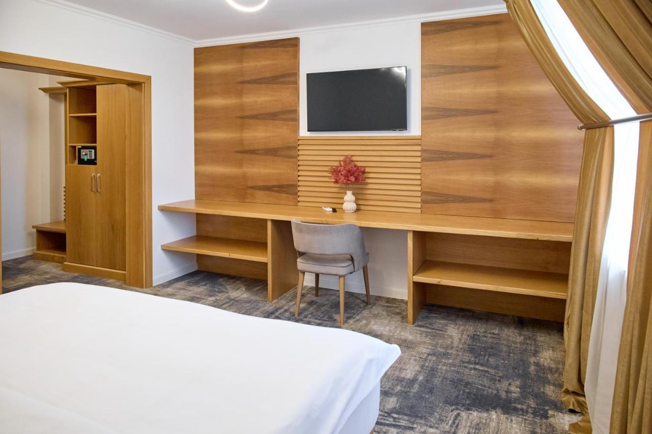 Hotel Eden Rimnicu Sarat Esterno foto