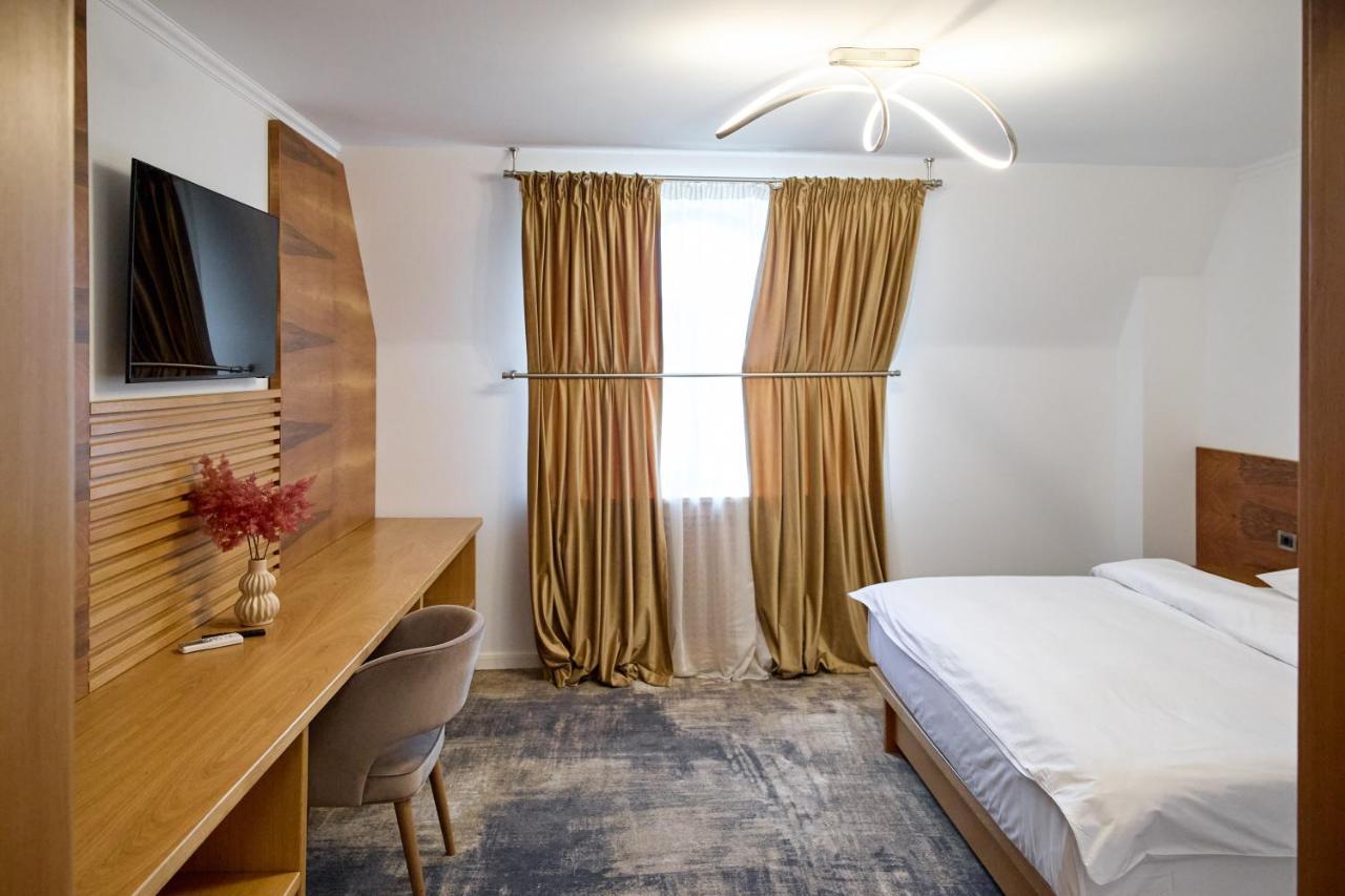 Hotel Eden Rimnicu Sarat Esterno foto