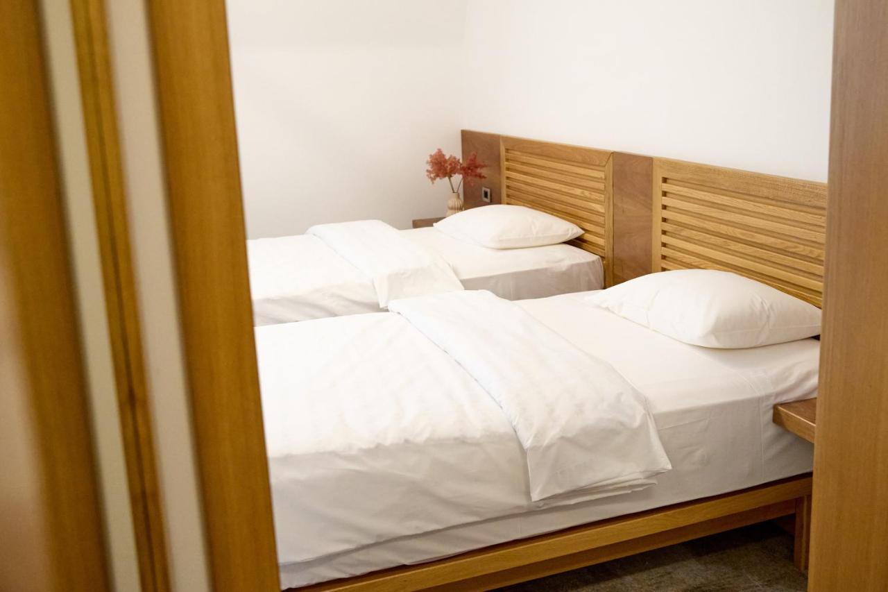 Hotel Eden Rimnicu Sarat Esterno foto
