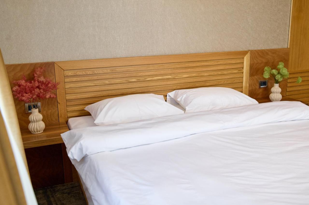 Hotel Eden Rimnicu Sarat Esterno foto