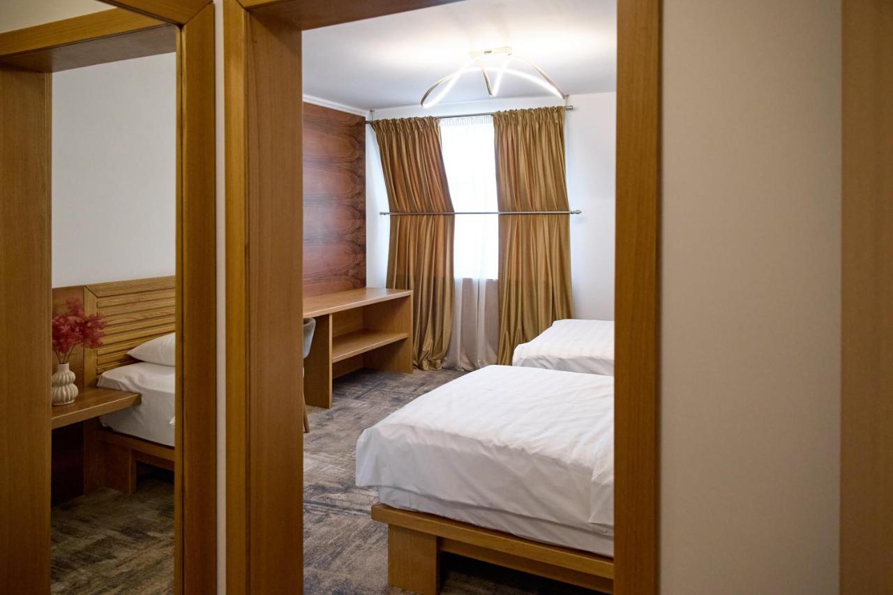 Hotel Eden Rimnicu Sarat Esterno foto