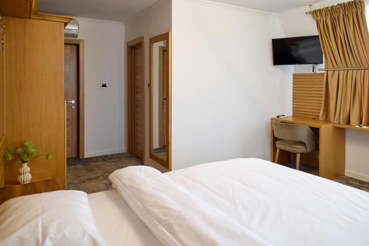 Hotel Eden Rimnicu Sarat Esterno foto