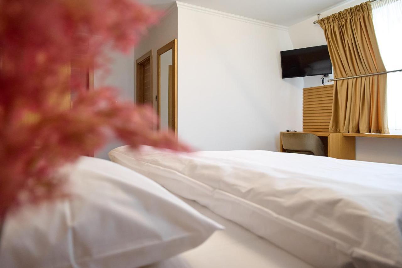 Hotel Eden Rimnicu Sarat Esterno foto