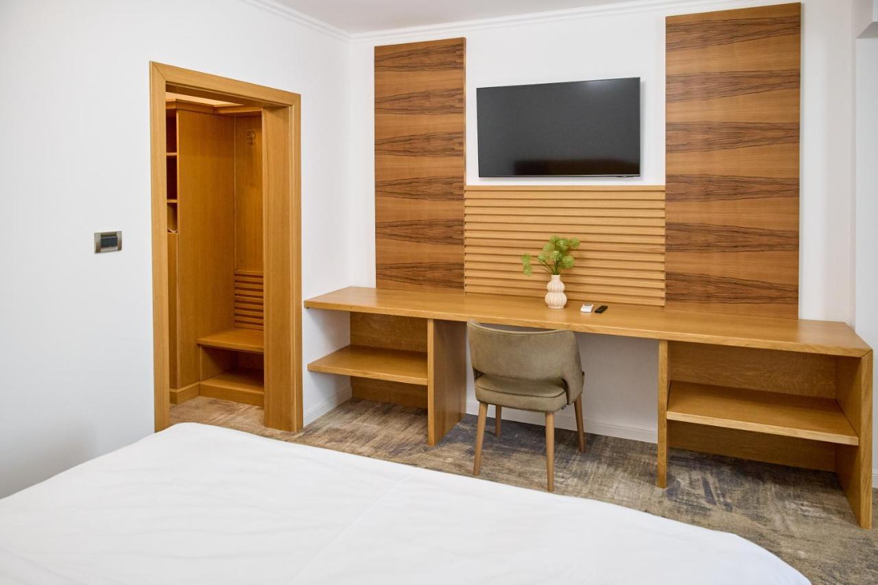 Hotel Eden Rimnicu Sarat Esterno foto