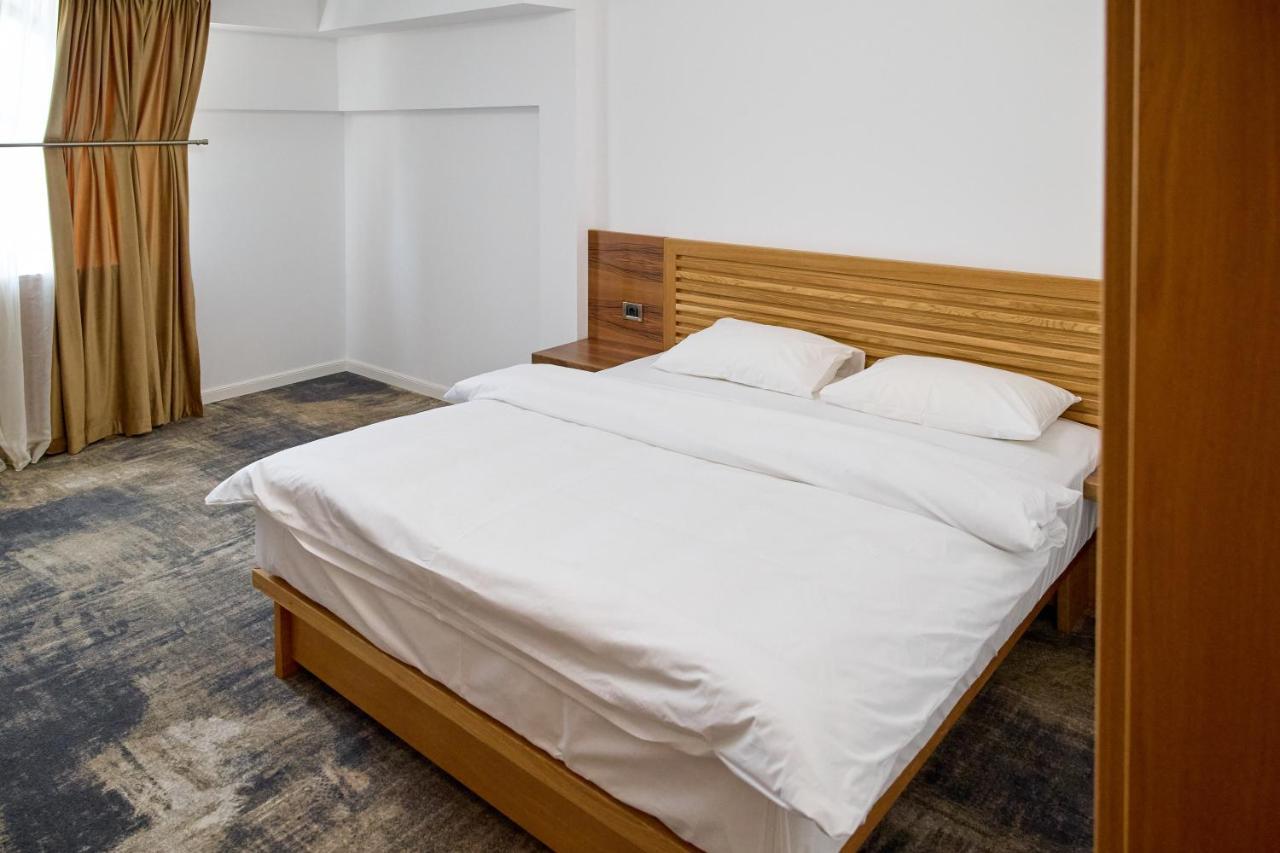 Hotel Eden Rimnicu Sarat Esterno foto
