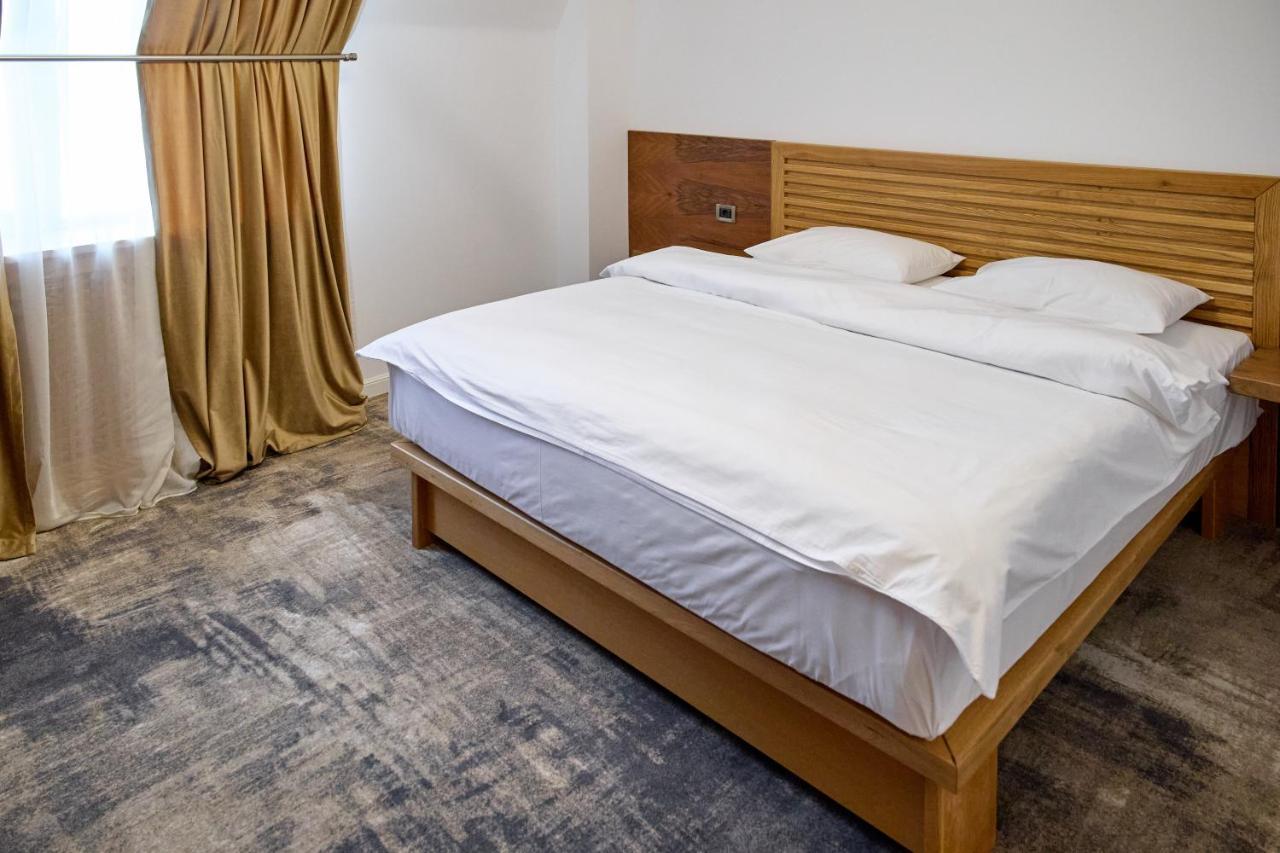 Hotel Eden Rimnicu Sarat Esterno foto