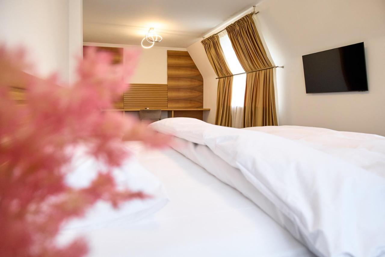 Hotel Eden Rimnicu Sarat Esterno foto