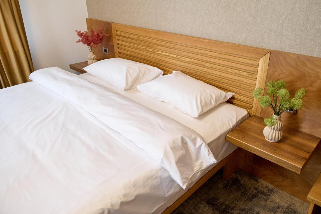 Hotel Eden Rimnicu Sarat Esterno foto