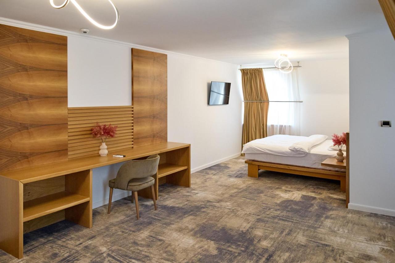 Hotel Eden Rimnicu Sarat Esterno foto
